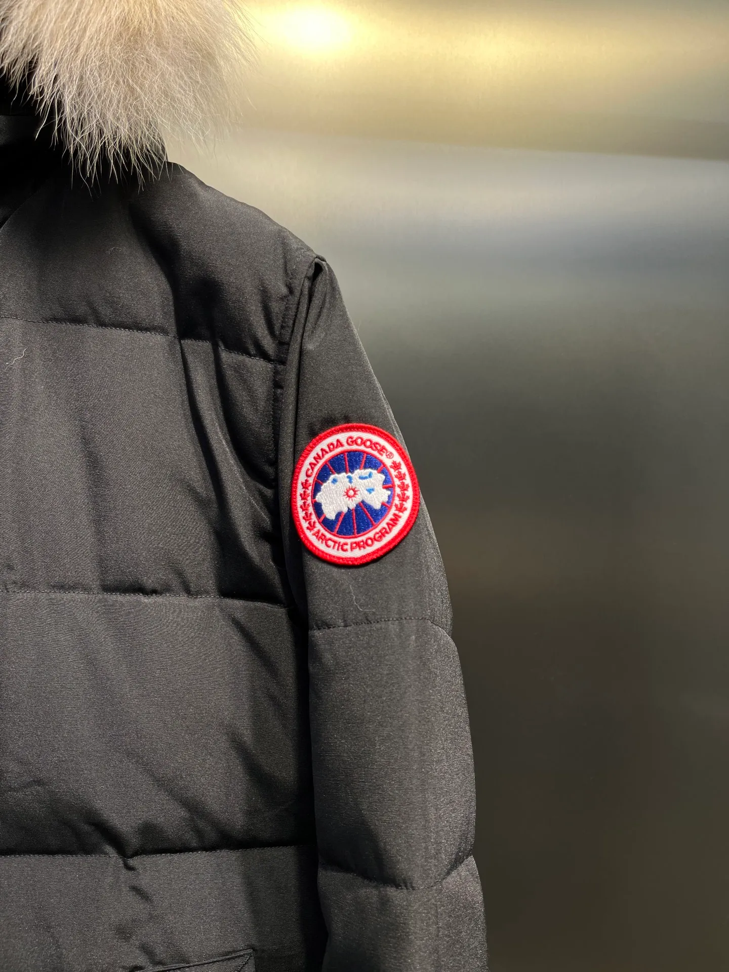P860 Canada Goose 14 models Canada Goose🌟 Natural Siberian coyote fur collar, the delicate and strong feel, is the sense of life that comes from the erosion of natural wind and frost! Authentic version! All the details are in place! The fabric is made of high-density nano-level waterproof fabric, which is windproof and wear-resistant, and has a certain thickness! The down is 90% national standard white duck down, which can be taken for testing. It uses an imported down flushing machine for accurate down flushing! The grams are guaranteed to be the same. It will not be like the hand racing in small workshops, resulting in more velvet here and less velvet there. The zipper is the YKK brand used by Canada Goose! Smooth and comfortable on both sides! In order to prevent cold wind from pouring in, a double closure design is adopted. On the premise of the traditional zipper fly, a secondary closure with large military buttons is used to bring better warmth retention effect. It retains the classic hooded design and uses super large luxurious wolf fur to protect against wind and cold! The fur collar is removable! It doesn’t matter how low the temperature is this winter, a big goose suit is enough. I’ll give you the wind and temperature!  Size: s-xxl